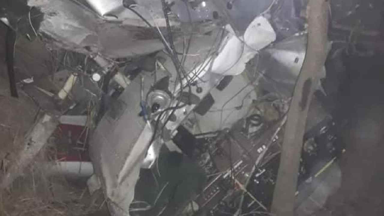 Plane Crashes: పొగ మంచు కారణంగా గుడిని ఢీకొన్న విమానం.. పైలట్ మృతి