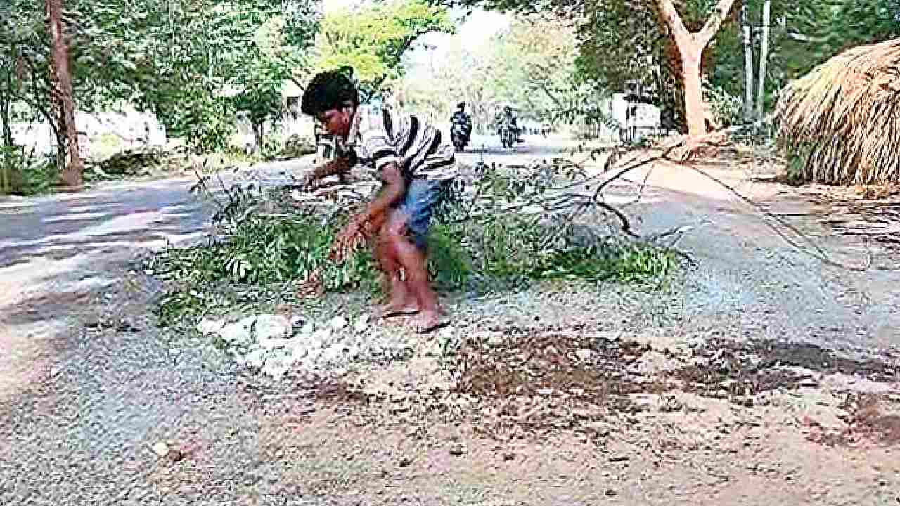 Puducherry: బైకుపై నుంచి రోడ్డుపై గుంతలో పడి తాతకు గాయాలు.. మనవడు ఏం చేశాడో తెలుసా?