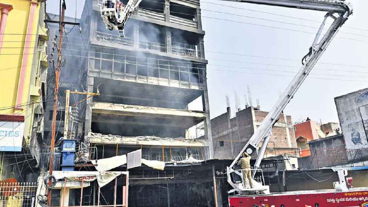 Secunderabad Fire Accident : సికింద్రాబాద్ అగ్నిప్రమాద ఘటన.. భవనం కూల్చివేత పనులు వాయిదా, పూర్తిగా శిథిలాలు తొలగించాకే..