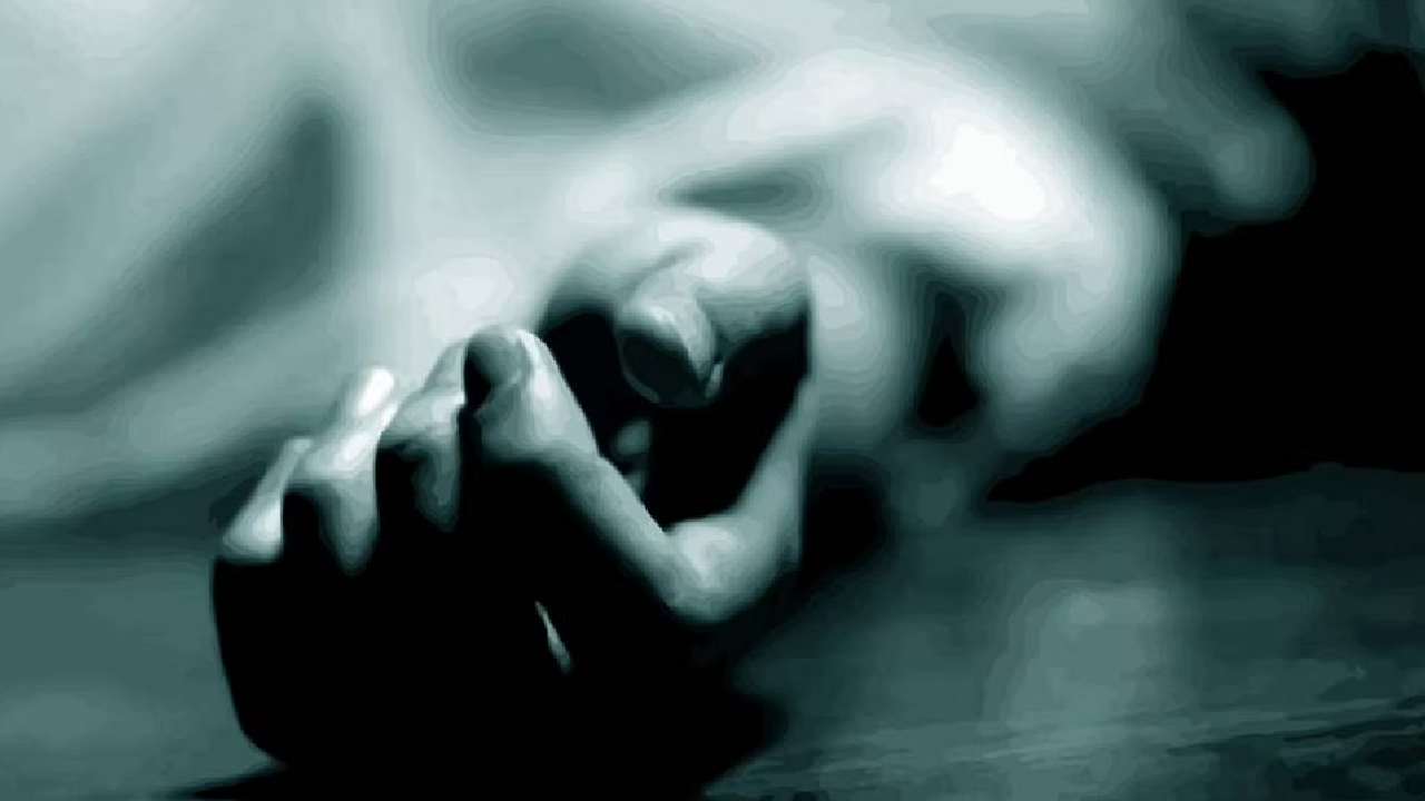 Selfie With Snake: ప్రాణం తీసిన సెల్ఫీ సరదా.. పాముతో సెల్ఫీ తీసుకునేందుకు ప్రయత్నించిన యువకుడు… పాము కాటుతో మృతి