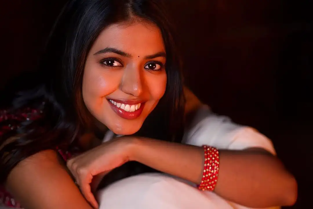 Shivani Rajashekar shines like a lamp in Darkness