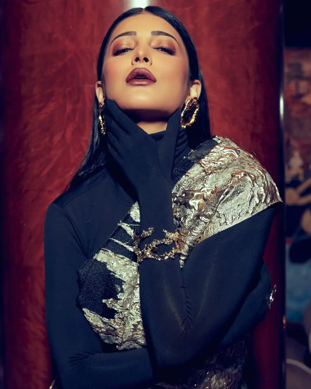 Shruti Haasan poses in stylish saree