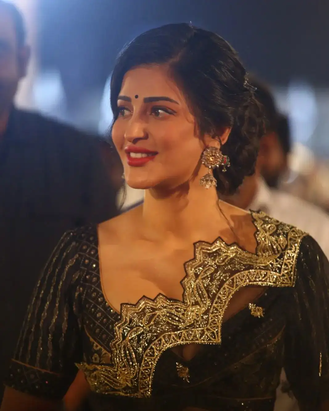Shruti Haasan Shines with Black Saree in Veerasimha Reddy Pre Release Event