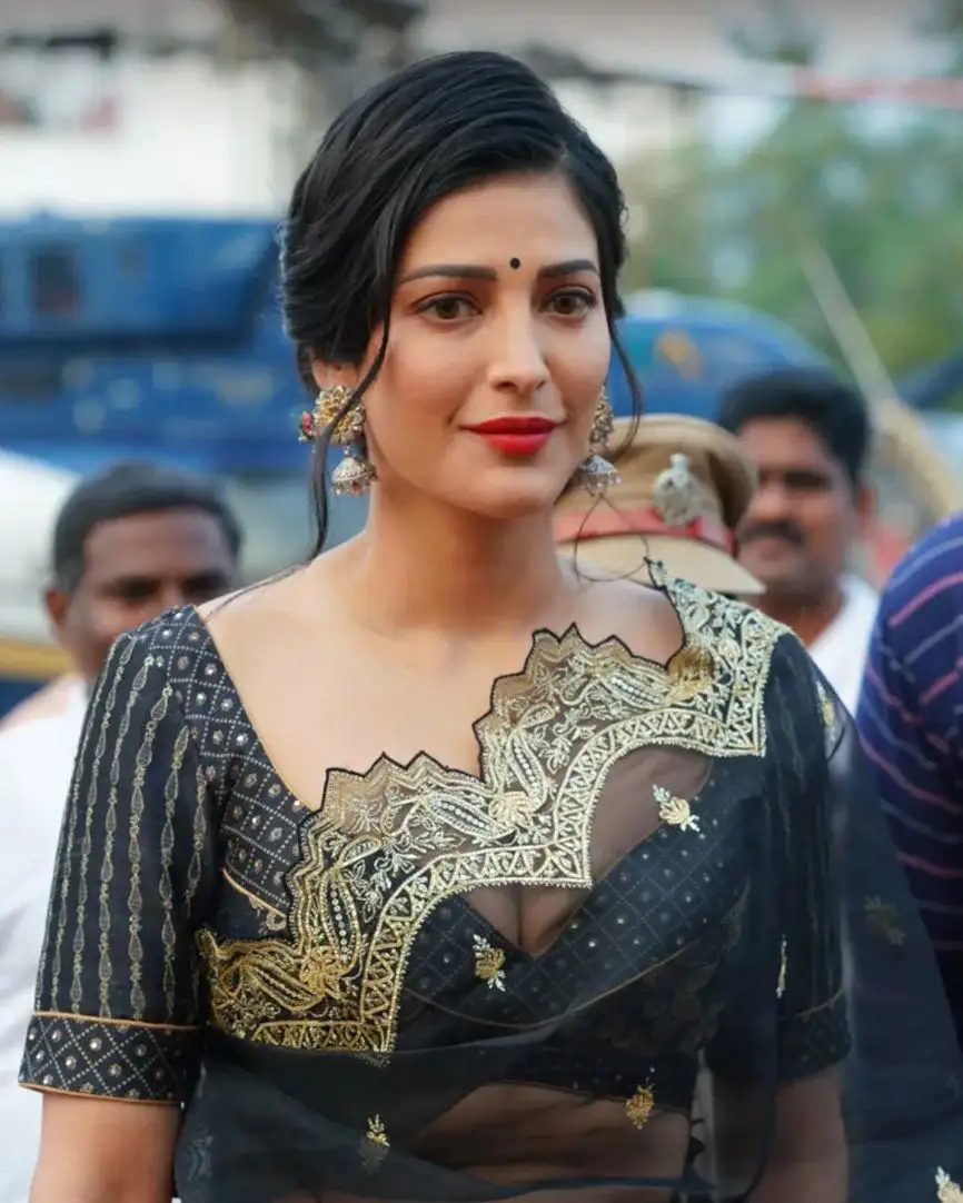 Shruti Haasan Shines with Black Saree in Veerasimha Reddy Pre Release Event