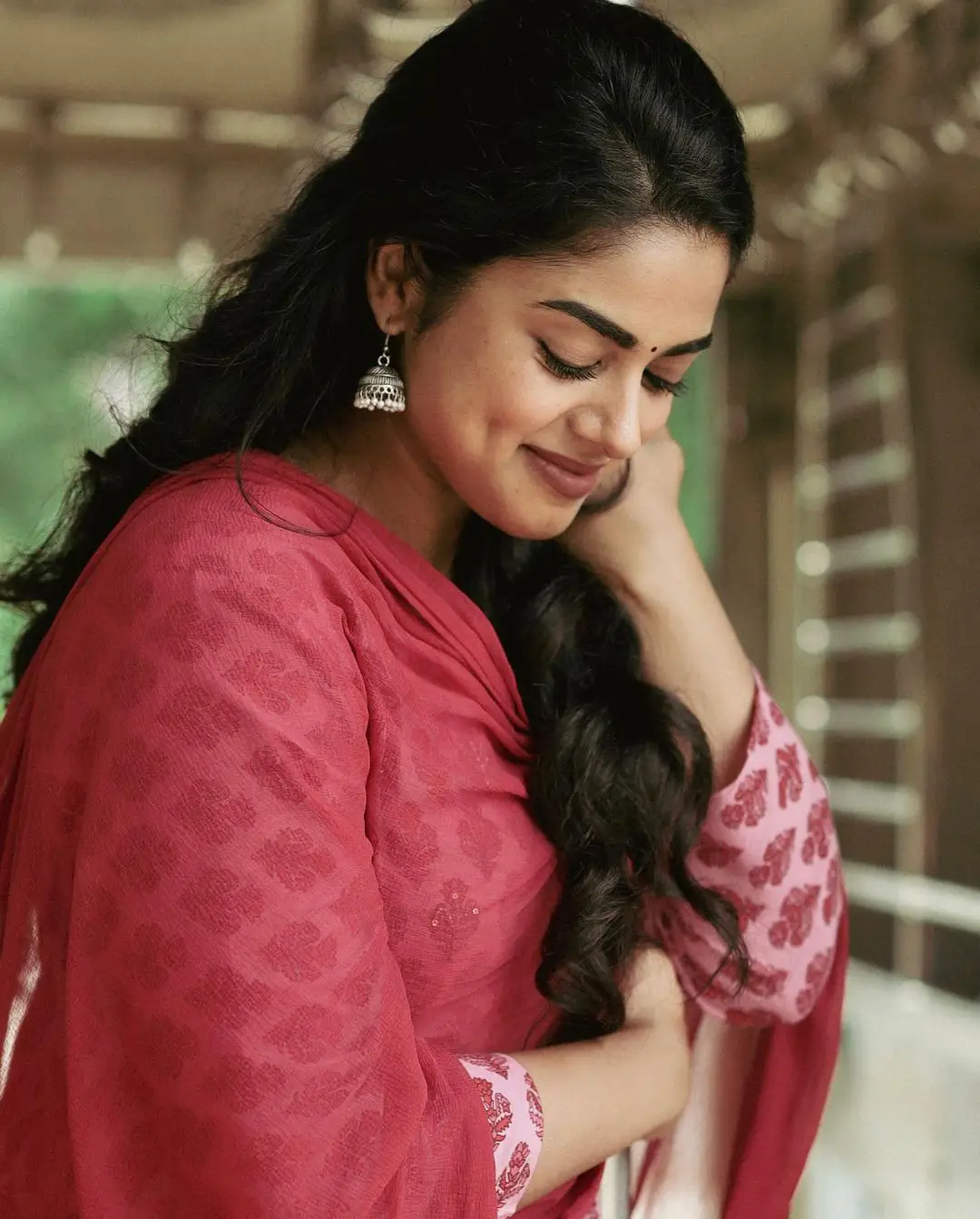 Siddhi Idnani cute photo shoot in Train