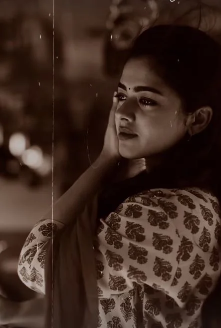 Siddhi Idnani cute photo shoot in Train