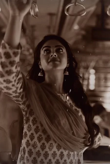 Siddhi Idnani cute photo shoot in Train