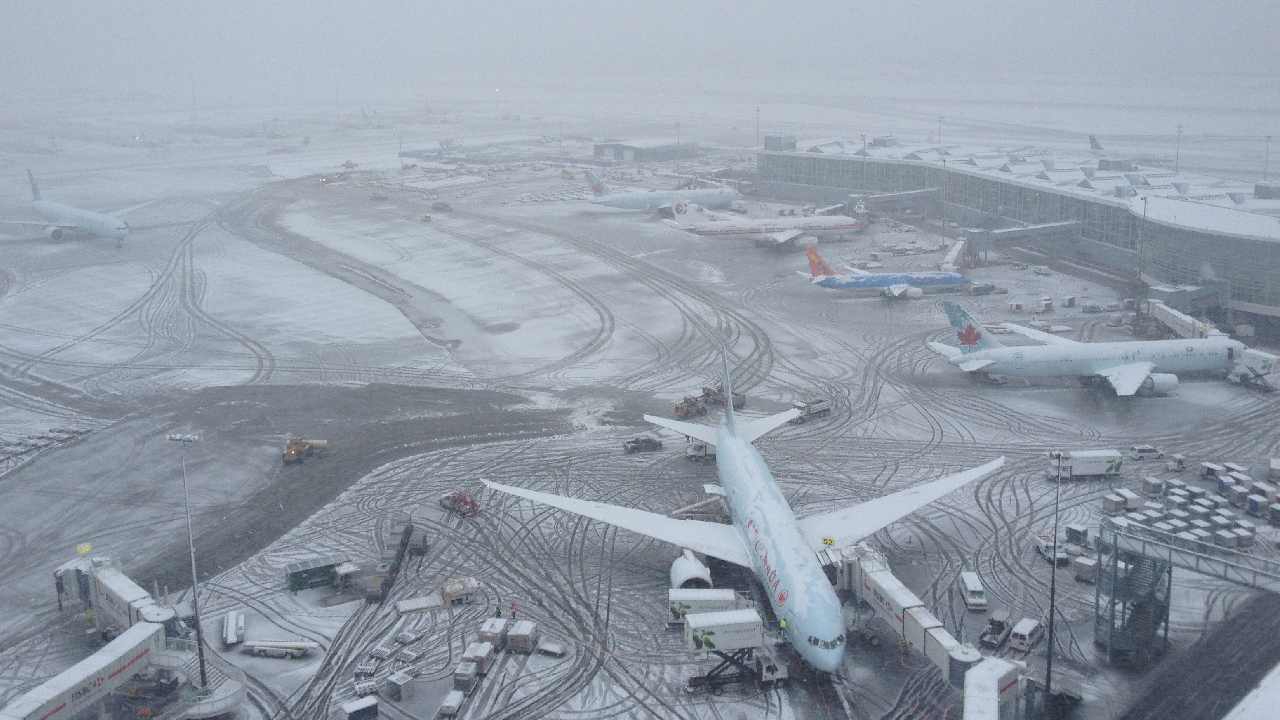 Srinagar Airport: శ్రీనగర్‌‌ ఎయిర్‌‌పోర్టులో భారీగా కురుస్తున్న మంచు.. నిలిచిపోయిన విమానాలు