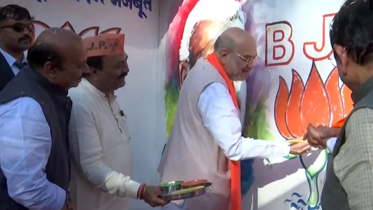 Amit Shah: వీధి గోడలపై కమలం బొమ్మలు గీసిన కేంద్రమంత్రి అమిత్ షా