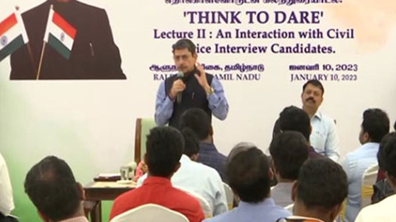 Tamil Nadu Governor: ఫుల్ కాంట్రవర్సీలోనూ తగ్గని తమిళనాడు గవర్నర్.. తాజాగా హిందీ వ్యాఖ్యలు