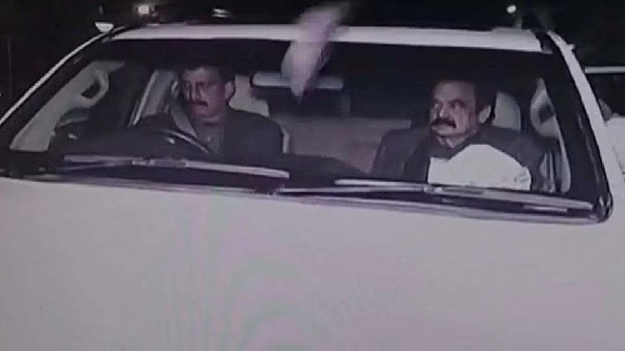 Pakistan: ఆర్థిక సంక్షోభంపై తీవ్ర ఆగ్రహానికి లోనైన పాక్ ప్రజలు.. హోంమంత్రిపై చెప్పుతో దాడి