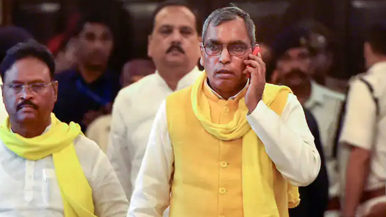 Bharat Jodo Yatra: రాహుల్ గాంధీకి షాకిచ్చిన మరో యూపీ నేత