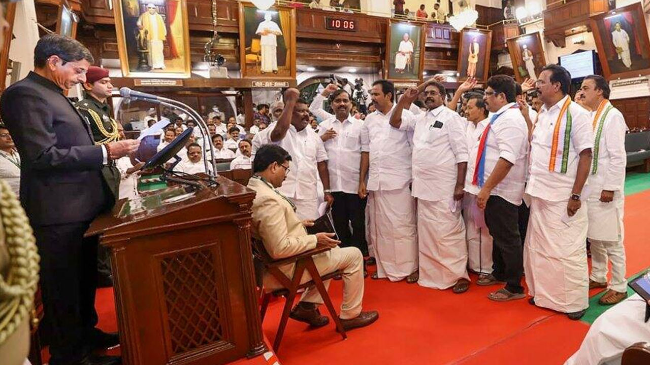 Tamil Nadu: తమిళనాడు గవర్నర్‭ను సమర్ధించనూ లేక, విమర్శించనూ లేక సతమతమవుతోన్న బీజేపీ
