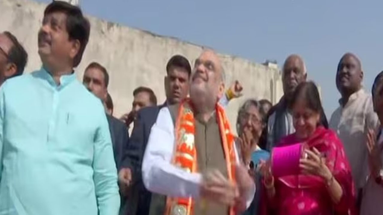 Makar Sankranti: సంక్రాంతి వేడుకలో పతంగి ఎగురవేస్తూ హుషారుగా కనిపించిన అమిత్ షా