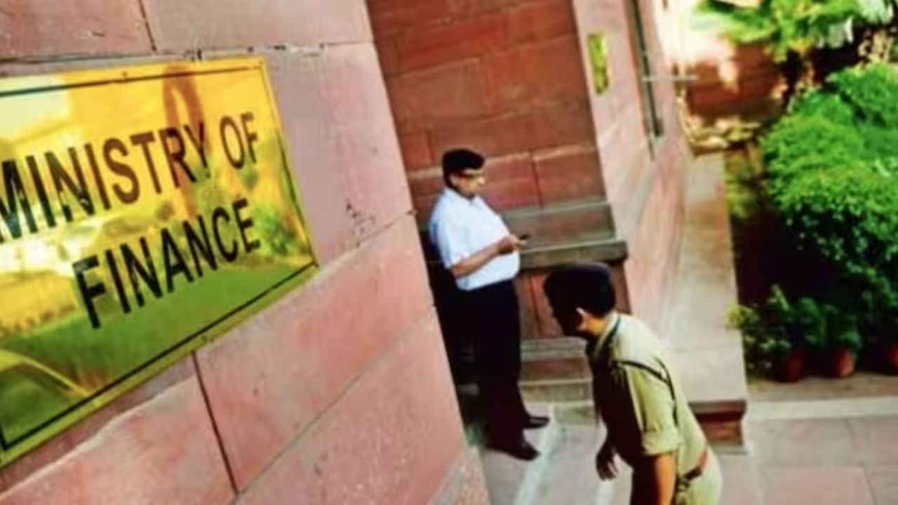 Finance Ministry: క్లాసిఫైడ్ డేటాను ఇతర దేశాలకు ఇస్తున్న కేంద్ర ఆర్థిక మంత్రిత్వ శాఖ ఉద్యోగి అరెస్ట్