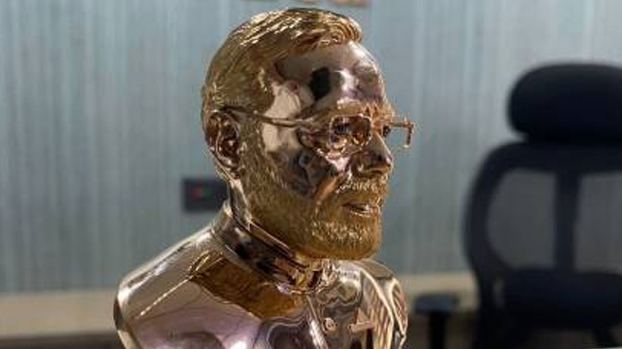 Modi Gold Bust: ప్రధాని మోదీ బంగారు ప్రతిమను రూపొందించిన గుజరాత్ నగల వ్యాపారి