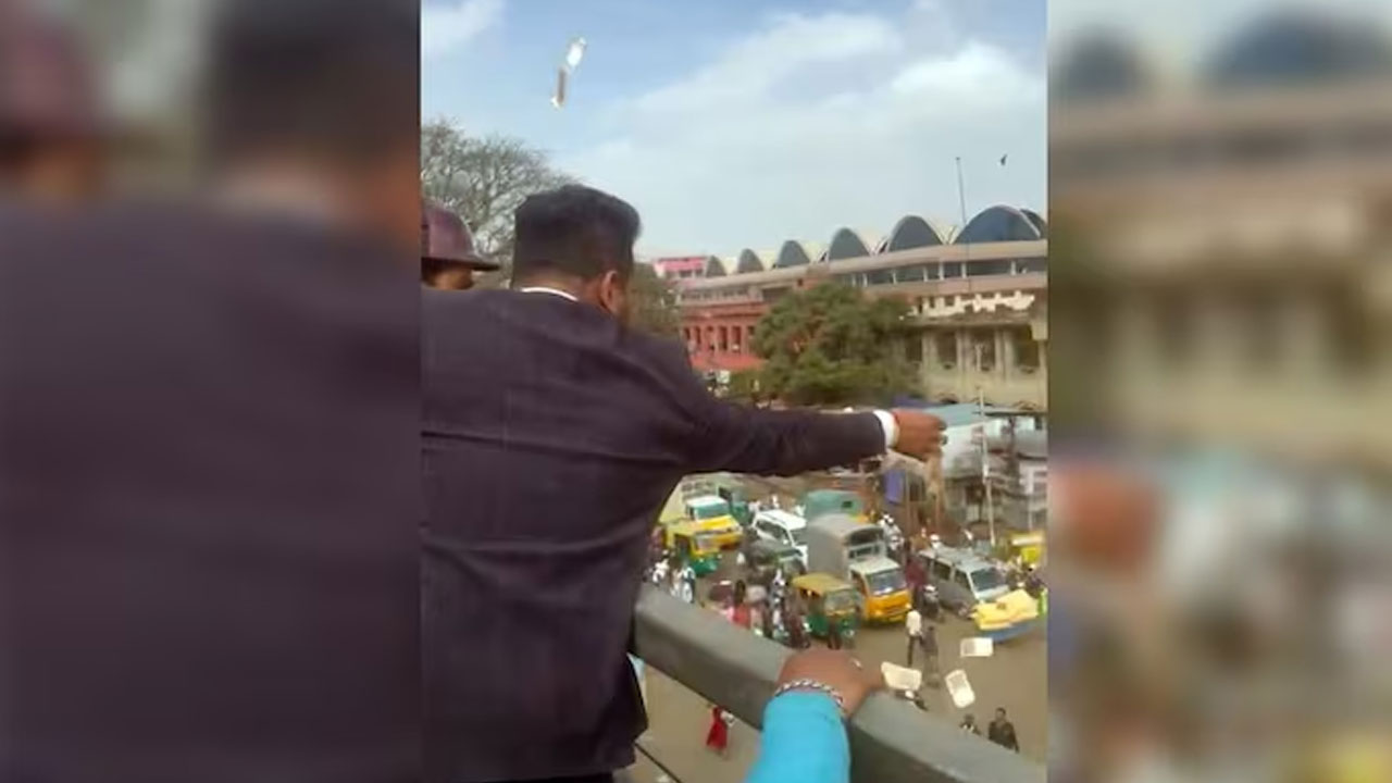 Bengaluru: ఫ్లై ఓవర్ మీద నిలబడి నోట్లు ఎగజల్లిన ఓ వ్యక్తి.. అందుకోవడానికి ఎగబడ్డ జనం