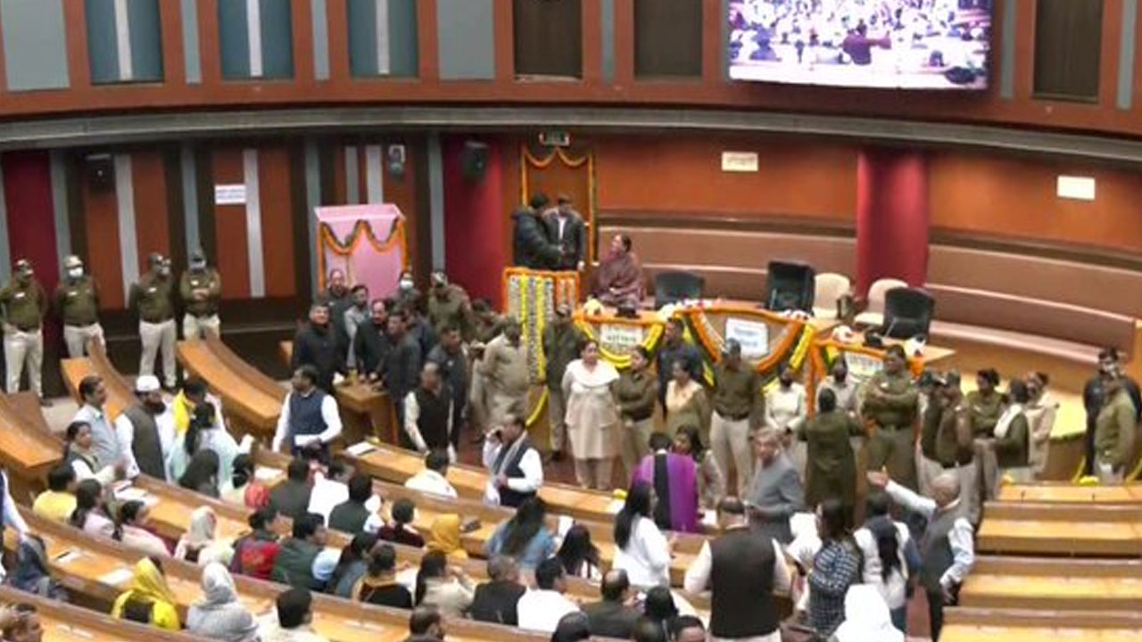 MCD: బీజేపీ-ఆప్ కార్పొరేటర్ల కొట్లాట.. మళ్లీ వాయిదా పడ్డ ఢిల్లీ మేయర్ ఎన్నిక