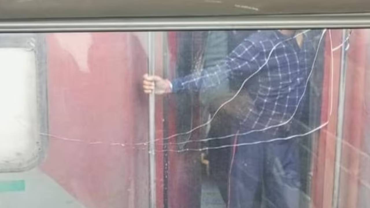 Vande Bharat Express: వందే భారత్ రైలుపై మరోసారి రాళ్ల దాడి.. ఈ సారి ఎక్కడంటే?