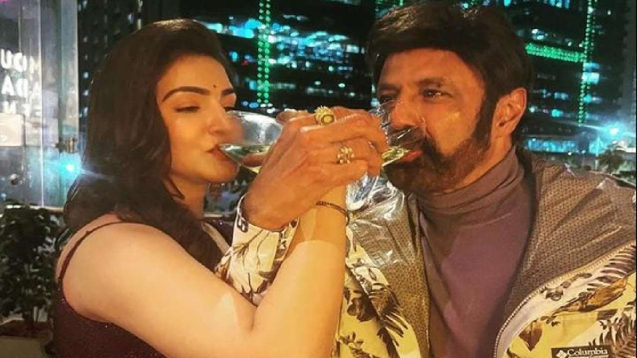 Veera Simha Reddy : హనీ రోజ్‍తో సిప్ వేస్తున్న బాలయ్య.. వైరల్ అవుతున్న ఫోటో!