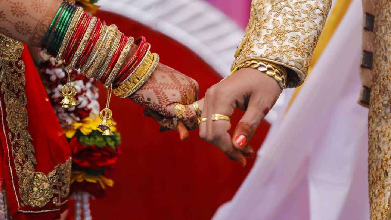 Viral Video: పెళ్లి కూతురును ఎత్తుకునేందుకు ప్రయత్నించిన పెళ్లి కొడుకు.. ఇద్దరూ ఎలా పడ్డారో చూడండి