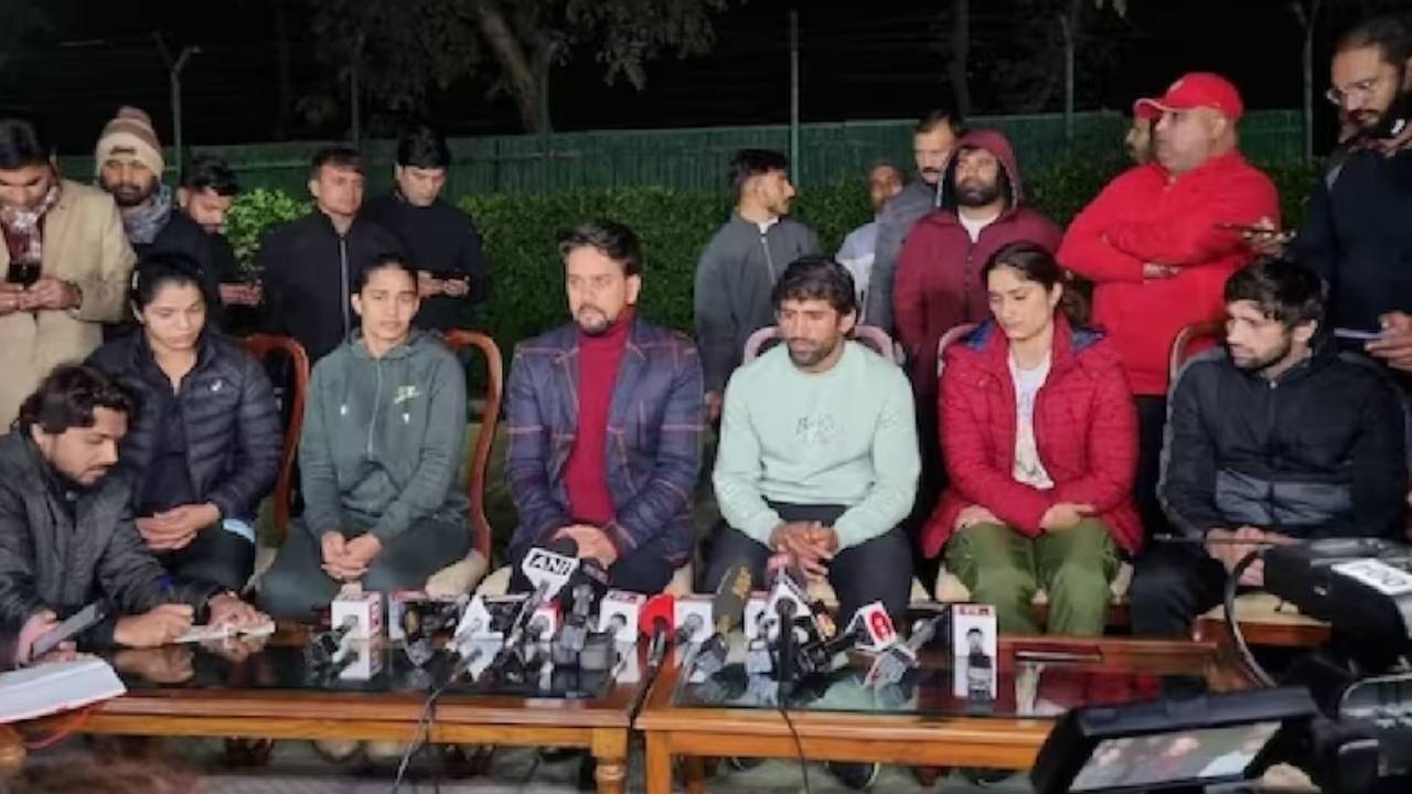Wrestlers Protest: తాత్కాలికంగా నిరసన విరమించిన రెజ్లర్లు.. కేంద్ర క్రీడా మంత్రితో చర్చలు అనంతరం నిర్ణయం ..