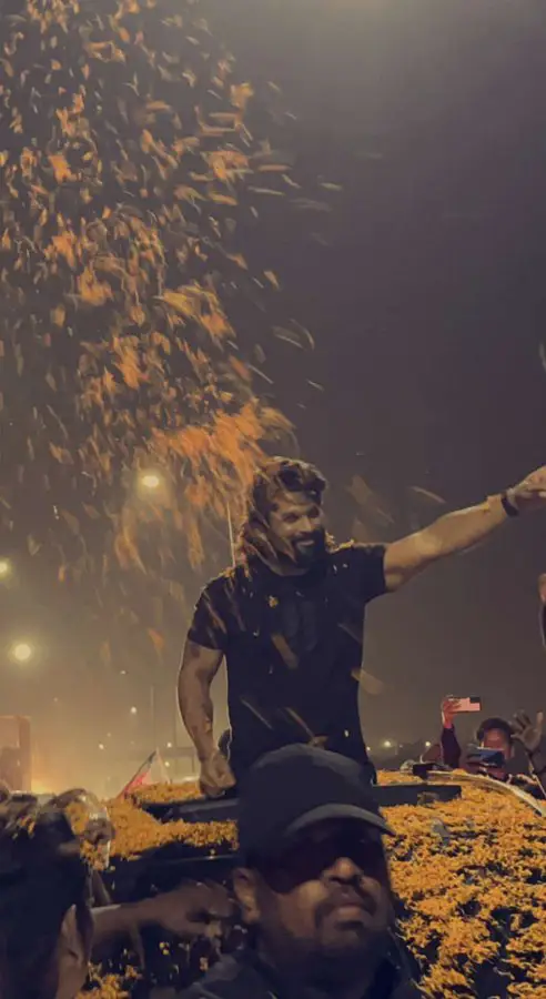 Allu Arjun Grand Entry in Vizag