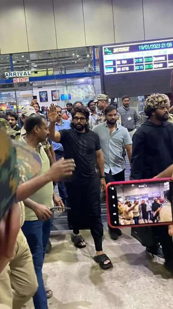 Allu Arjun Grand Entry in Vizag