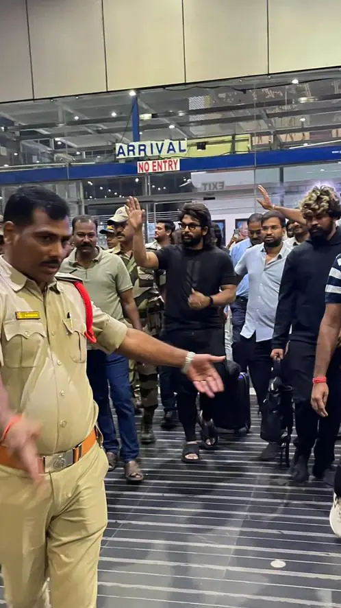 Allu Arjun Grand Entry in Vizag