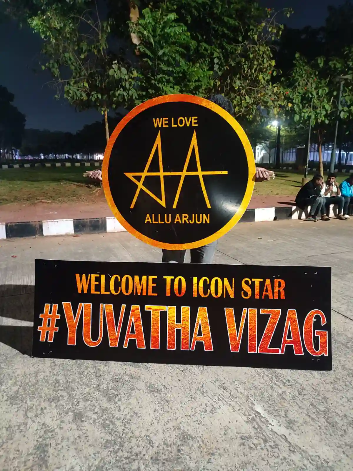 Allu Arjun Grand Entry in Vizag