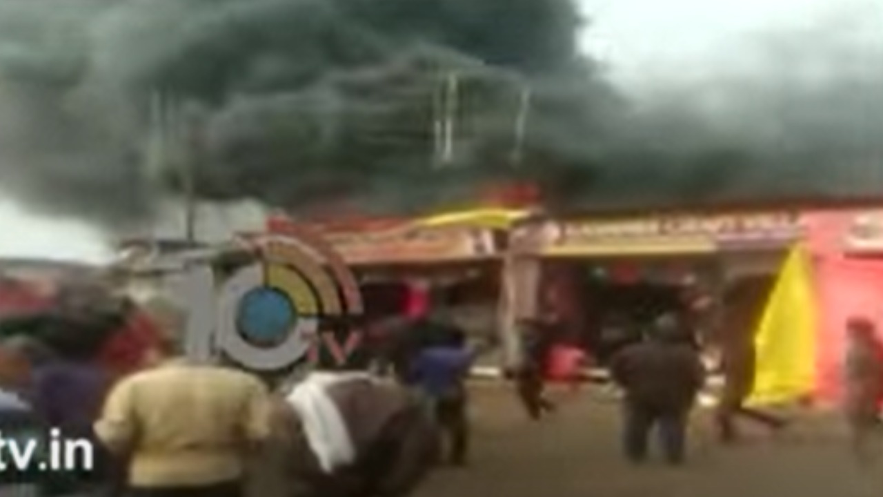 Fire Broke Out : మధ్యప్రదేశ్ లో భారీ అగ్ని ప్రమాదం.. అగ్నికి ఆహుతైన వస్త్ర దుకాణాలు