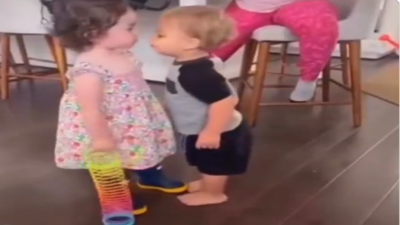 Viral Video: ‘అతడికిది మొదటి ముద్దు అయ్యుంటుంది’.. అబ్బురపరుస్తున్న చిన్నారుల వీడియో