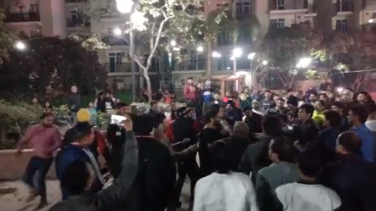 Viral Video: న్యూ ఇయర్ వేడుకల్లో మహిళలతో సెల్ఫీలకు యువకుల యత్నం.. తన్నులాట జరిగిన వైనం