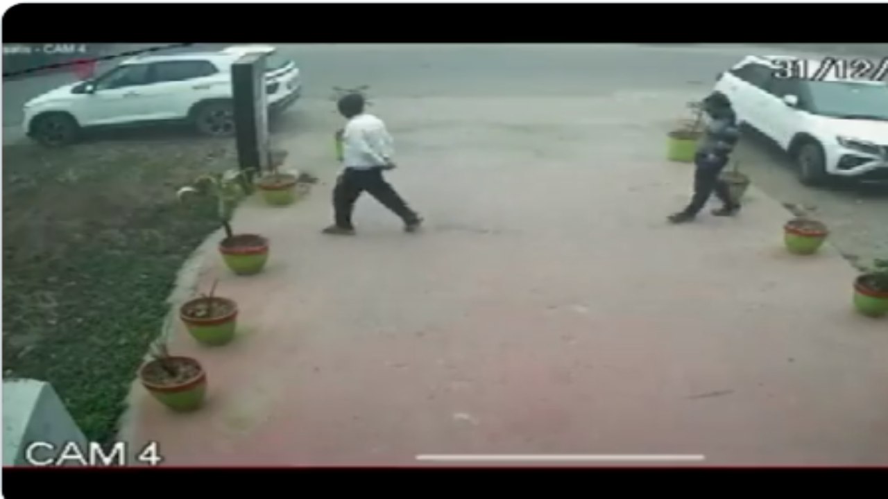 Viral Video: కారులో యువతిని కిడ్నాప్ చేసేందుకు విఫలయత్నం… వీడియో