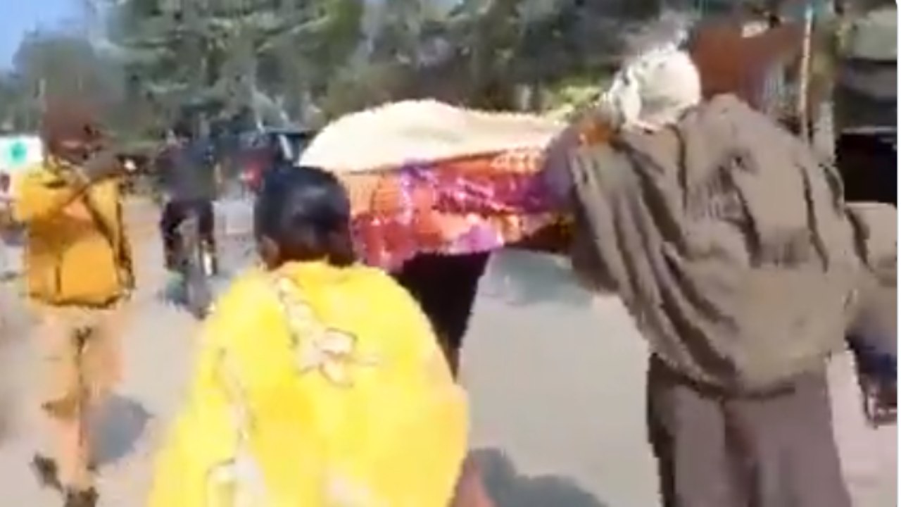 Viral Video: భార్య మృతదేహాన్ని భుజాన వేసుకుని వెళ్లిన వృద్ధుడు.. వీడియోలు తీశారుగానీ ఒక్కరూ సాయం చేయలేదు