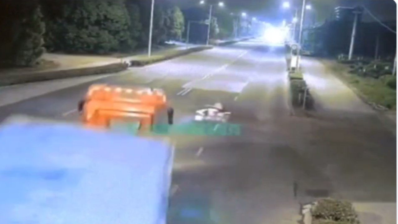 Viral Video: మరో అర సెకండ్ ఆలస్యమైతే ట్రక్కు ఢీ కొట్టేది.. వెంట్రుకవాసిలో తప్పించుకున్న యువకుడు