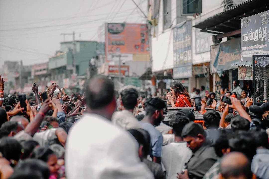 Neha Shetty latest photos in lucky shopping mall opening
