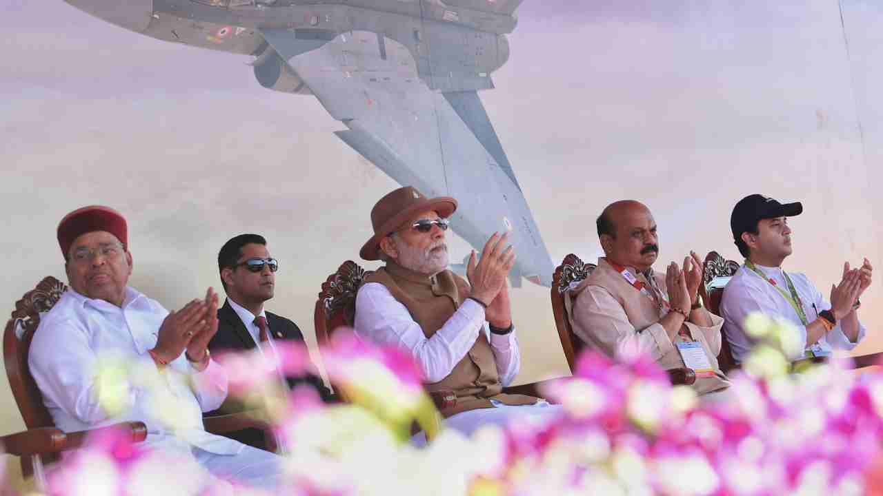 Aero India 2023 Show: అబ్బురపరిచిన భారత వాయుసేన యుద్ధ విమానాల విన్యాసాలు.. ఆసక్తిగా తిలకించిన ప్రధాని మోదీ.. ఫొటోలు