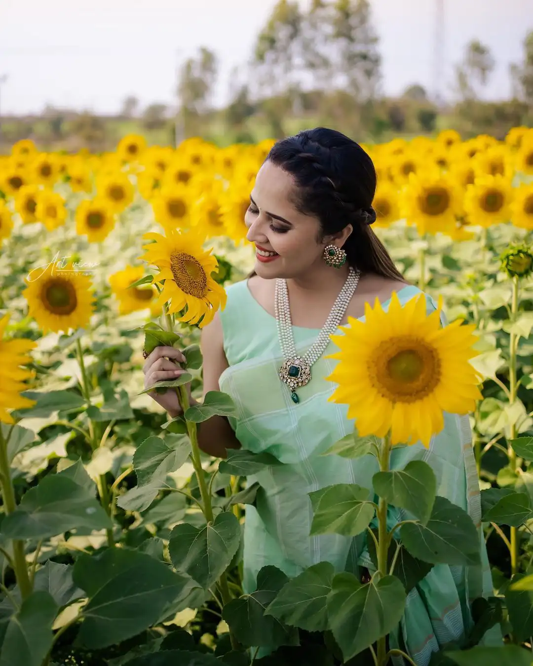 Anasuya enjoying in Sunflower Garden