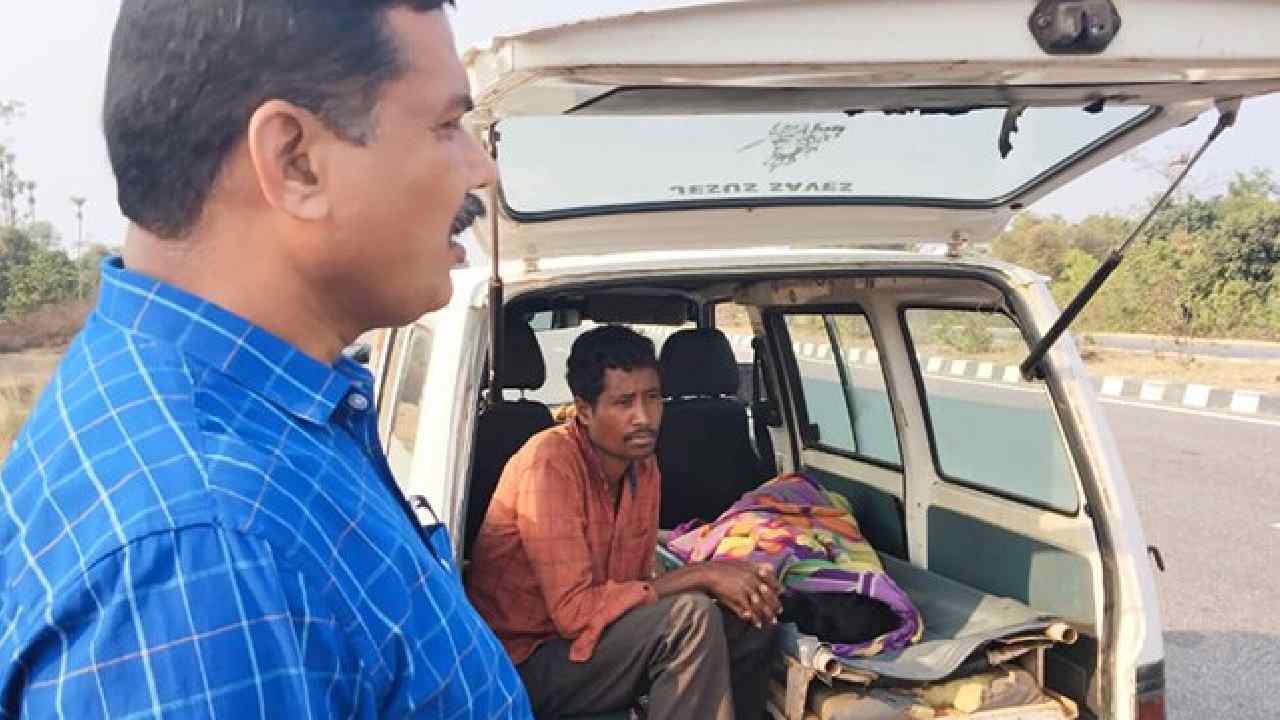 Andhra Pradesh: ఆటోకు డబ్బులు లేక భార్య మృతదేహాన్ని భుజంపై మోసిన భర్త… జనం ఏం చేశారంటే