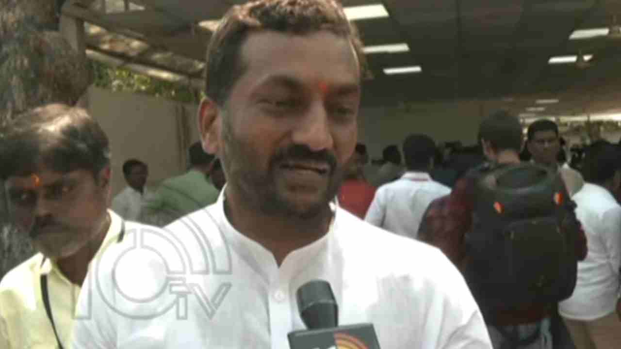 BJP MLA Raghunandan Rao: అసెంబ్లీలో కేంద్రంపై విమర్శలు చేయడం కాదు.. మీ ఎంపీలను పార్లమెంట్‌లో మాట్లాడమనండి ..