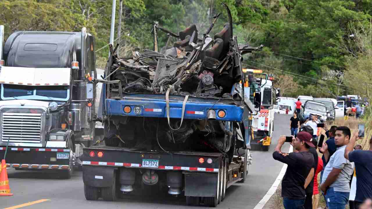Bus Accident: లోయలో పడిన వలసదారులతో వెళ్తున్న బస్సు.. 39మంది మృతి