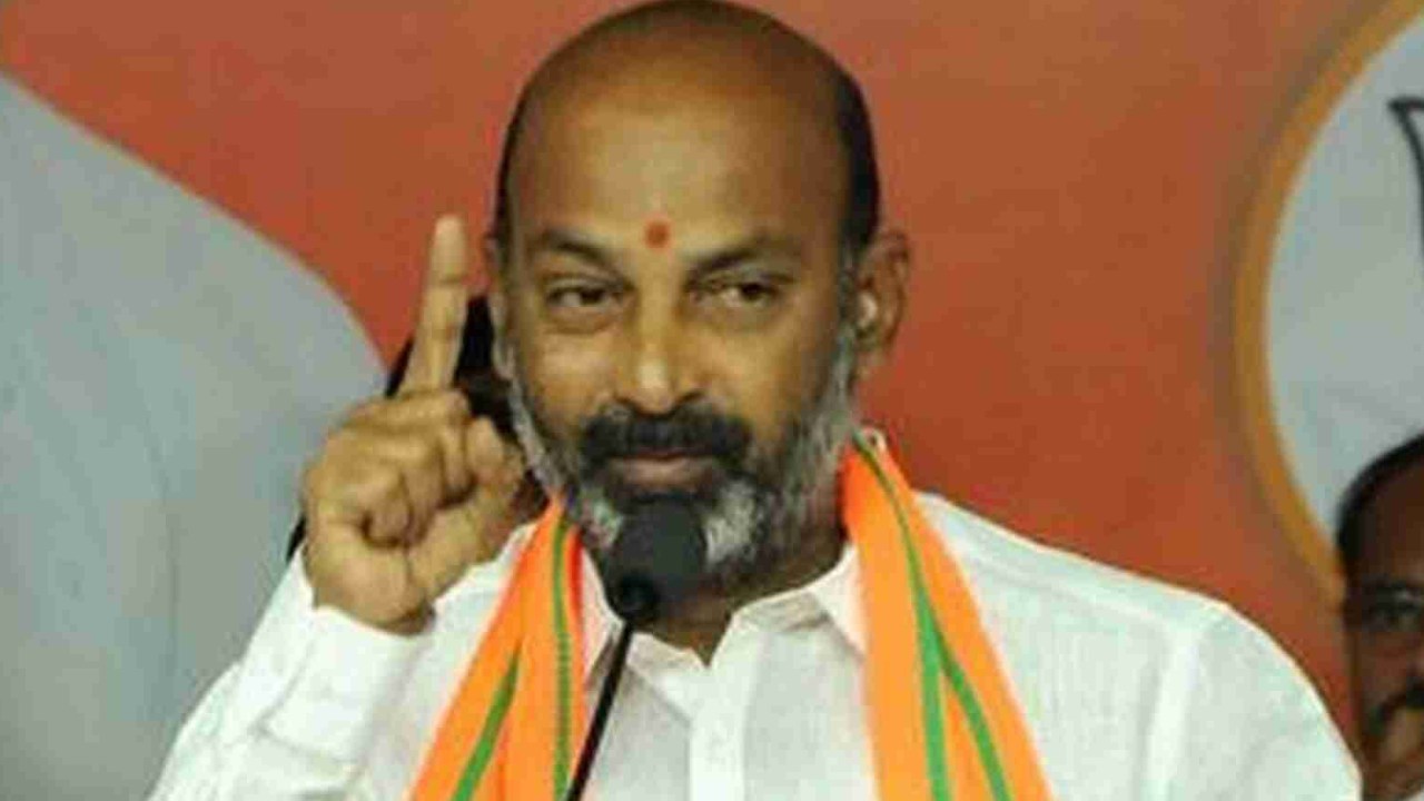 Bandi Sanjay : కేసీఆర్ కుటుంబానికి ఏటీఎంలా మారిన ప్రైవేట్ కాలేజీలు : బండి సంజయ్