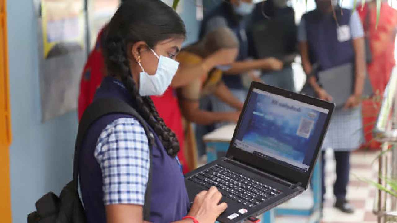 Free Laptops To Students : విద్యార్థులందరికీ ఉచితంగా ల్యాప్‌టాప్స్ ఇస్తున్న భారత ప్రభుత్వం..! కేంద్రం క్లారిటీ