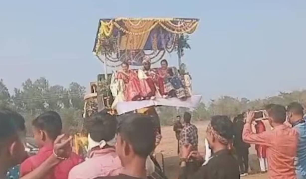 Procession On JCB: బుల్డోజర్‌పై నూతన జంట ఊరేగింపు .. చూసేందుకు తరలివచ్చిన ప్రజలు.. వీడియో వైరల్
