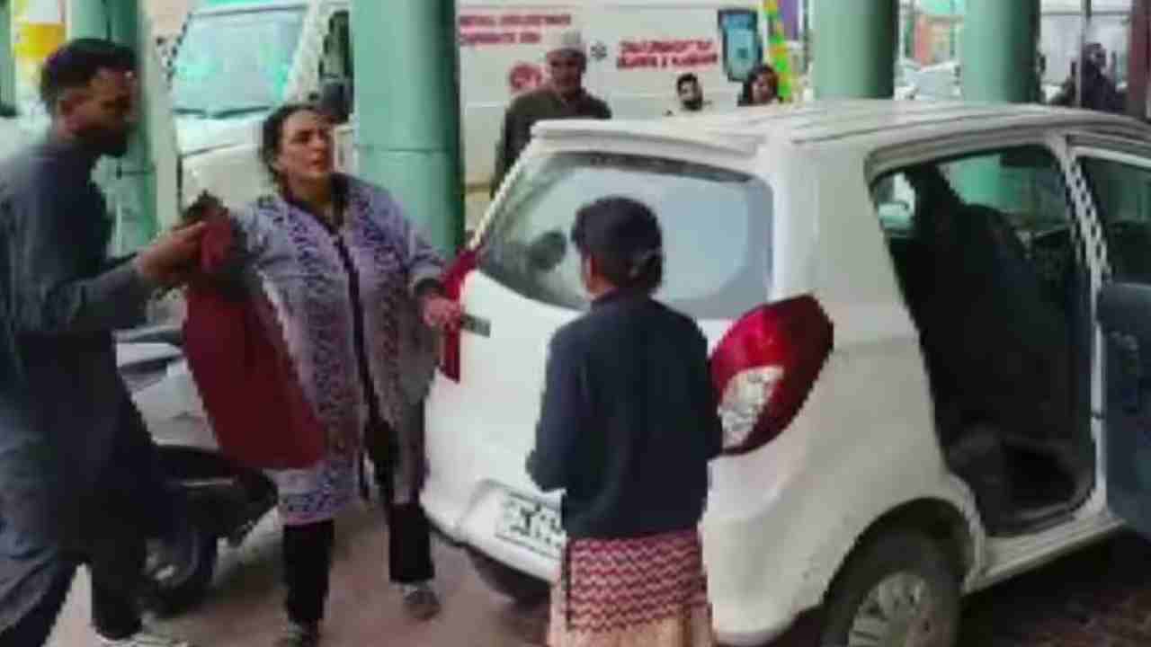 Kashmiri Pandit: జమ్ముకశ్మీర్‌లో ఉగ్రవాదుల కాల్పులు.. ఒకరు మృతి