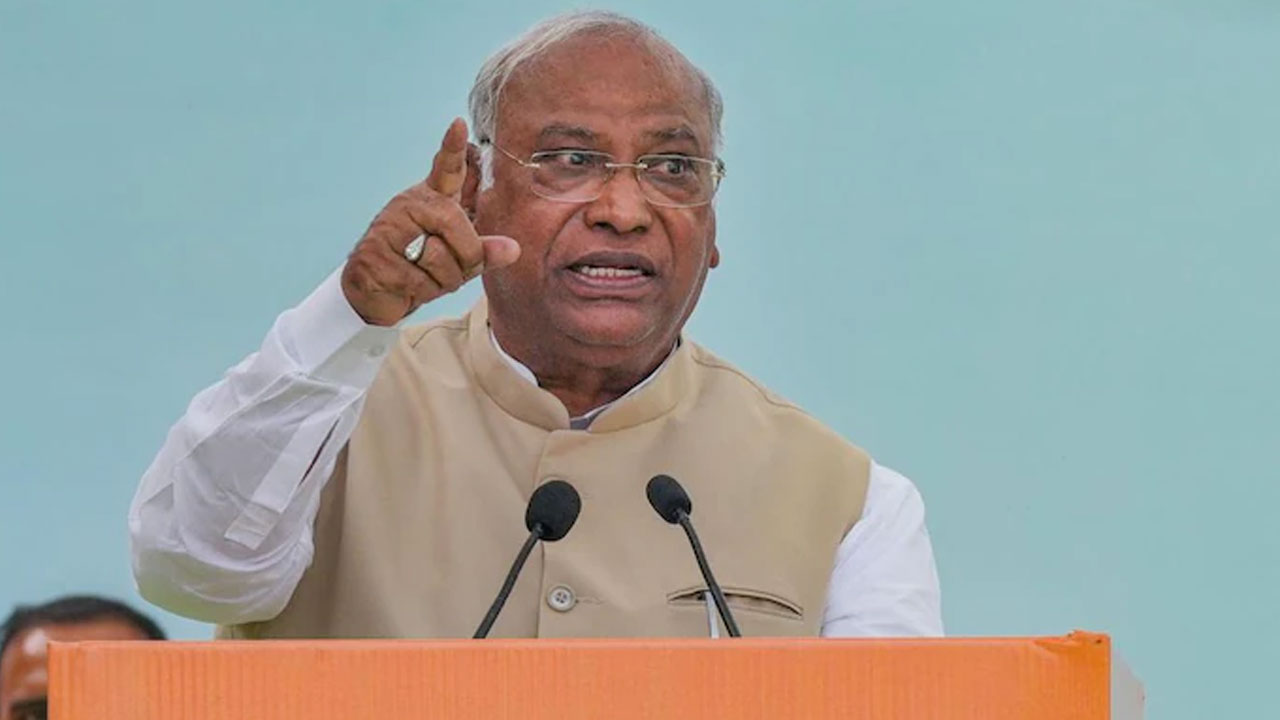 Kharge vs Amit Shah: అహంకారానికి పరాకాష్ట.. అమిత్ షా వ్యాఖ్యలపై మండిపడ్డ ఖర్గే