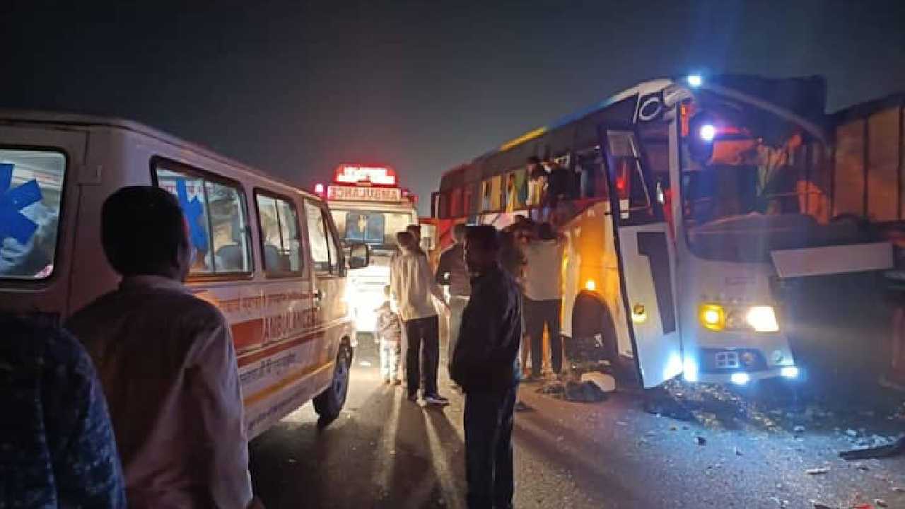 Maharashtra: ఆగి ఉన్న ట్రక్కును ఢీకొన్న బస్సు.. నలుగురు మృతి.. 15 మందికి గాయాలు