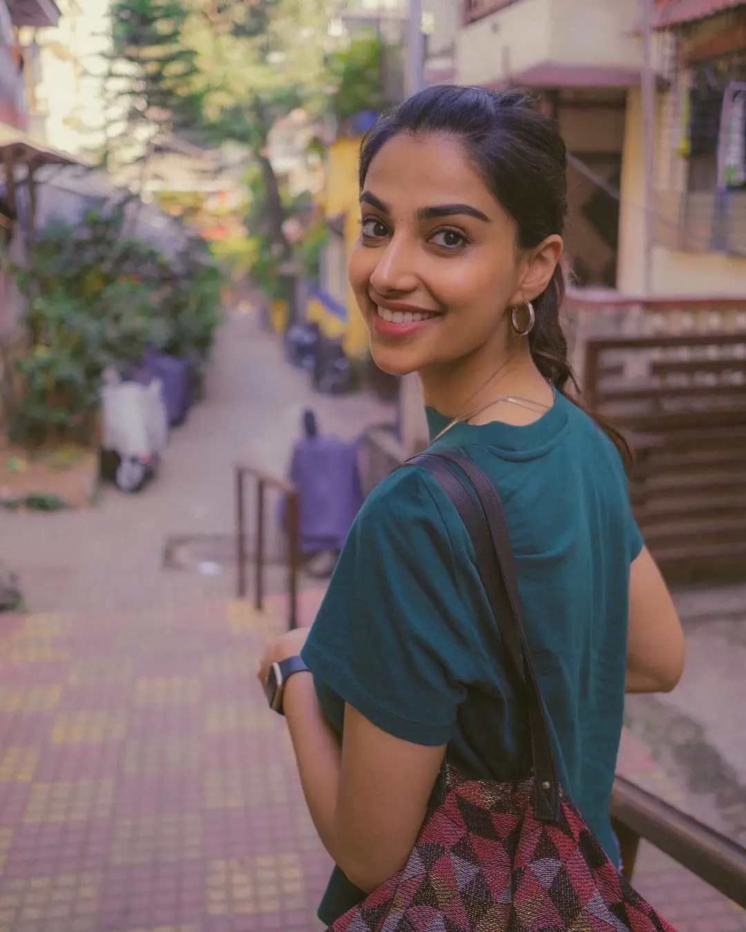 Meenakshii Chaudhary enjoying vacation on Mumbai Roads