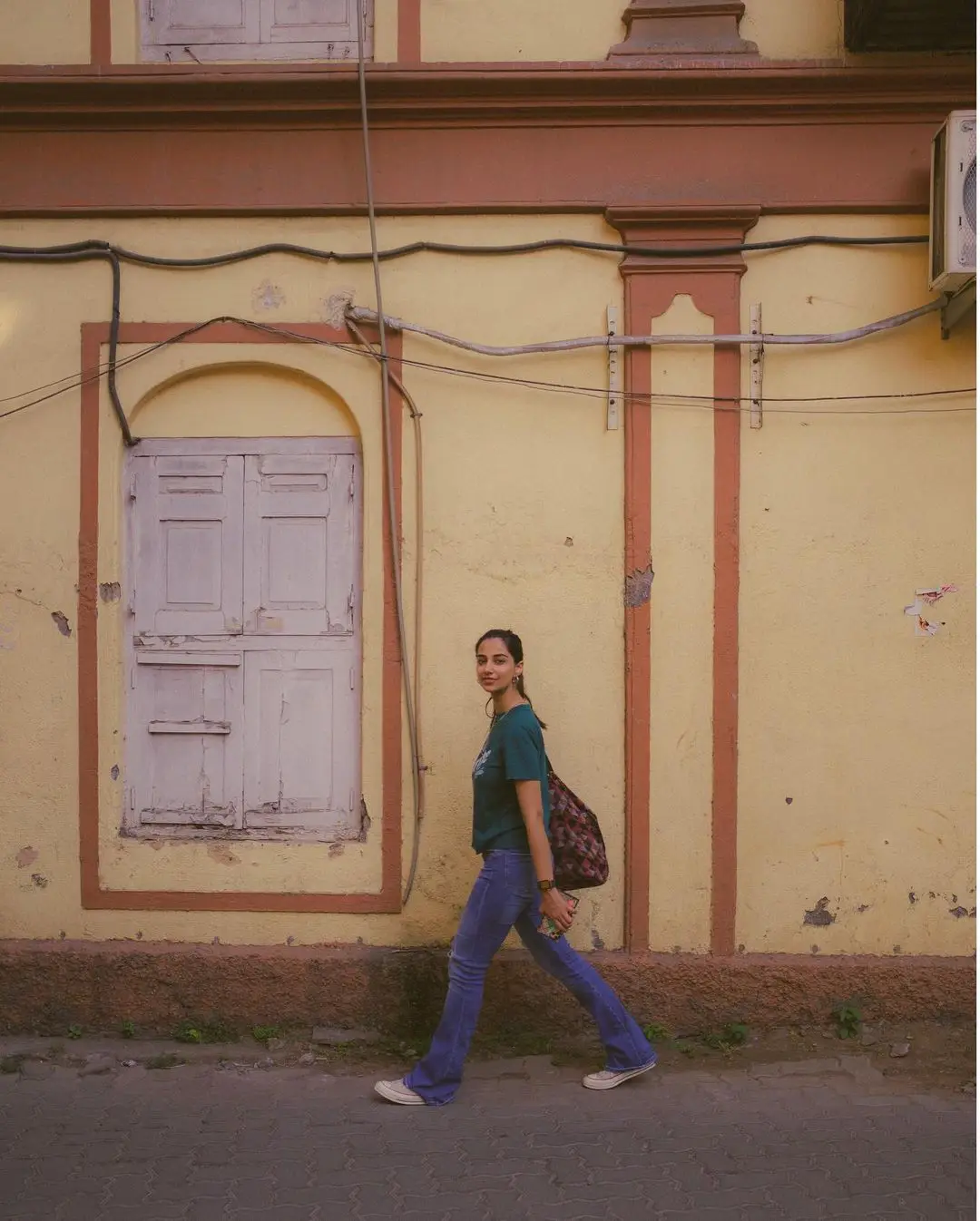 Meenakshii Chaudhary enjoying vacation on Mumbai Roads